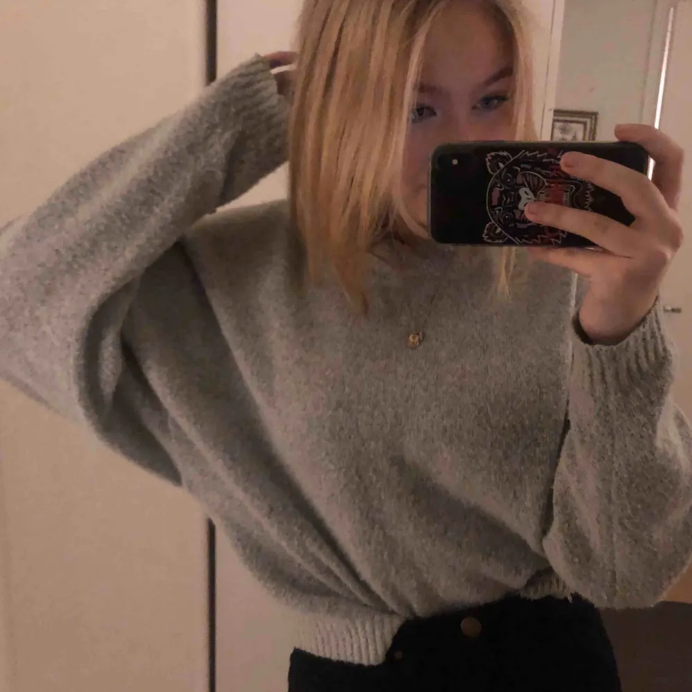Ljusgrå mysig oversized tröja från NELLY (NLY trend). Köpte hösten 2019 och är i bra skick.. Tröjor & Koftor.