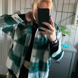  - Säljer min populära Zara jacka pågrund av att den inte kommer till användning! Perfekt till våren 