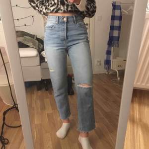 Ljusblåa straight leg jeans från Bershka!! Används ett fåtal gånger men är i bra skick🥰⚡️säljer pga att dom är lite förstora i midjan för mig och kommer därför inte till användning 😕😕 (frakt tillkommer)  