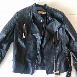  - Skinnjacka från Chiquelle i storlek 38, men passar 36 (S) också! Super fint skick, knappt använd säljer pga att jag aldrig använder den... Köpte den för 700kr för 2 år sedan på Chiquelles hemsida! 