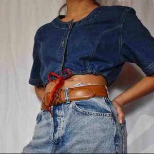  - Jeanstopp med rött band.  Tvätt: tvättas i 40 - 60 °C 