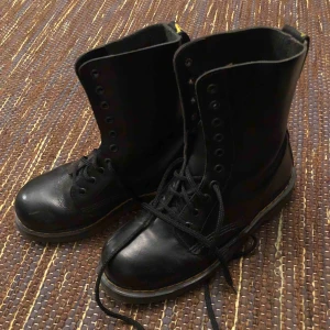  - Dr Martens gjorda i England. Tio håls med stålhätta. Sällsynta då de har så kallade double stitch, något som inte görs längre de slutade tillverkas under 90-talet. De är en liten 39. Toppen skick och nyligen insmorda😌 Frakt ingår i priset.