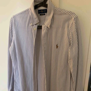  - Äkta skjorta. Använd ett fåtal gånger.  