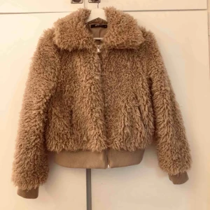  - Fluffig, mysig jacka i bra skick!  Färg: brun/beige  Frakt: 63kr.   