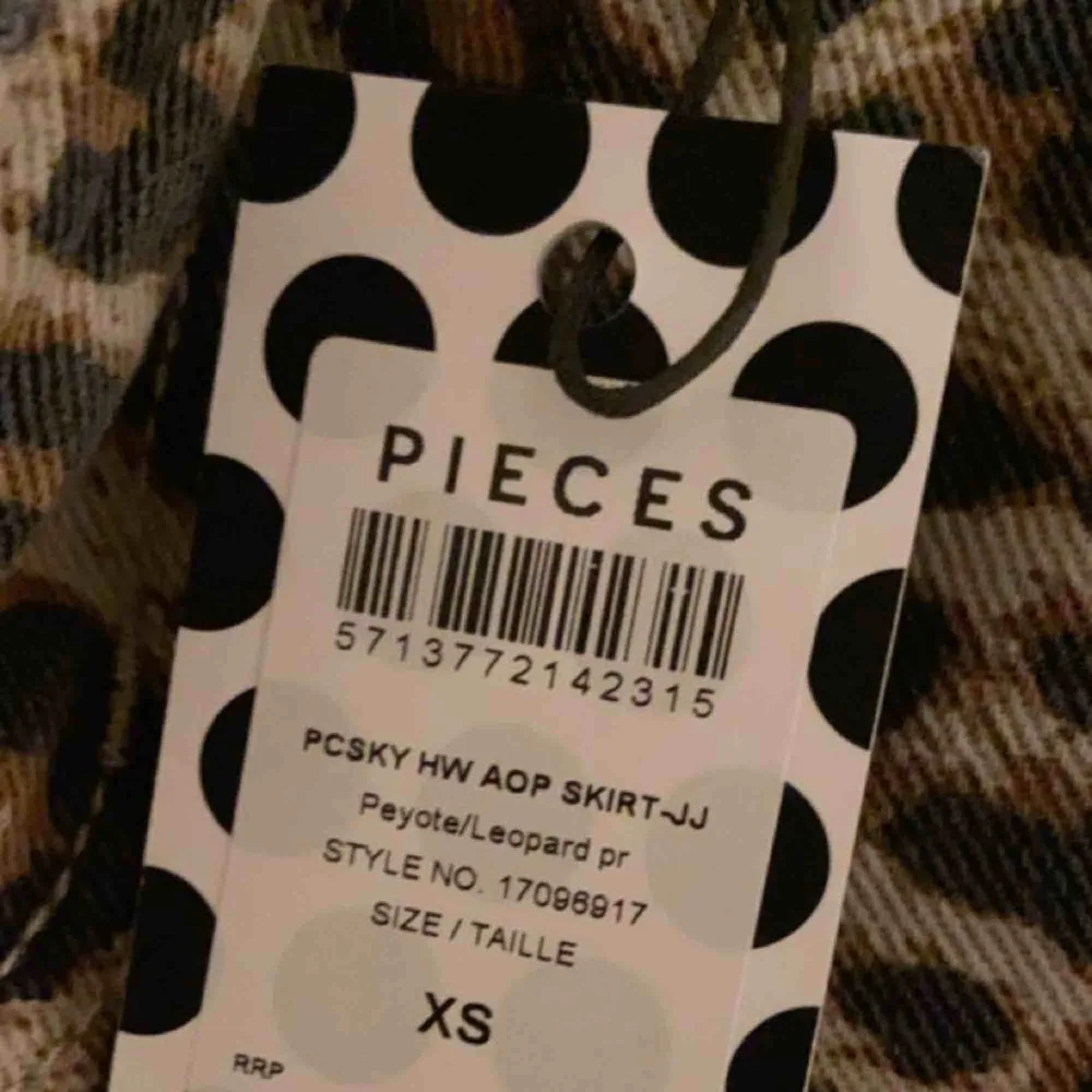 Leopard kjol från Pieces helt oanvänd med prislappen kvar, storlek XS.. Kjolar.