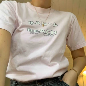  - Babyrosa t-shirt💕 Fint skick! Färgen är som på bild 2! Frakt tillkommer på 22kr💕