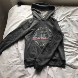  - Hoodie med tryck💙💙fråga om fler bilder