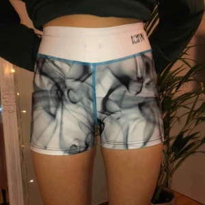  - icaniwill träningsshorts i storlek M men skulle säga att de är mer som XS/S eftersom de är väldigt små i storleken 