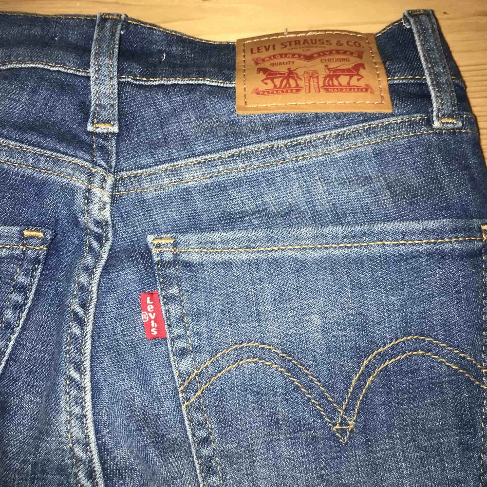Säljer dessa jeansen från Levis i den populära modellen ”mile High super skinny”. Är använda 1 en gång typ och nypris är 1000 kr. Tänkte 300 inkl frakt.. Jeans & Byxor.