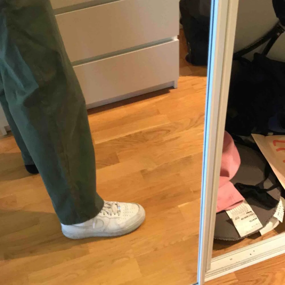 Snygga, vida och sköna chinos byxor från Dr Denim! Sparsamt använda och sitter snyggt över skorna, som på bilden. Priset kan diskuteras och möts upp i Stockholm!. Jeans & Byxor.