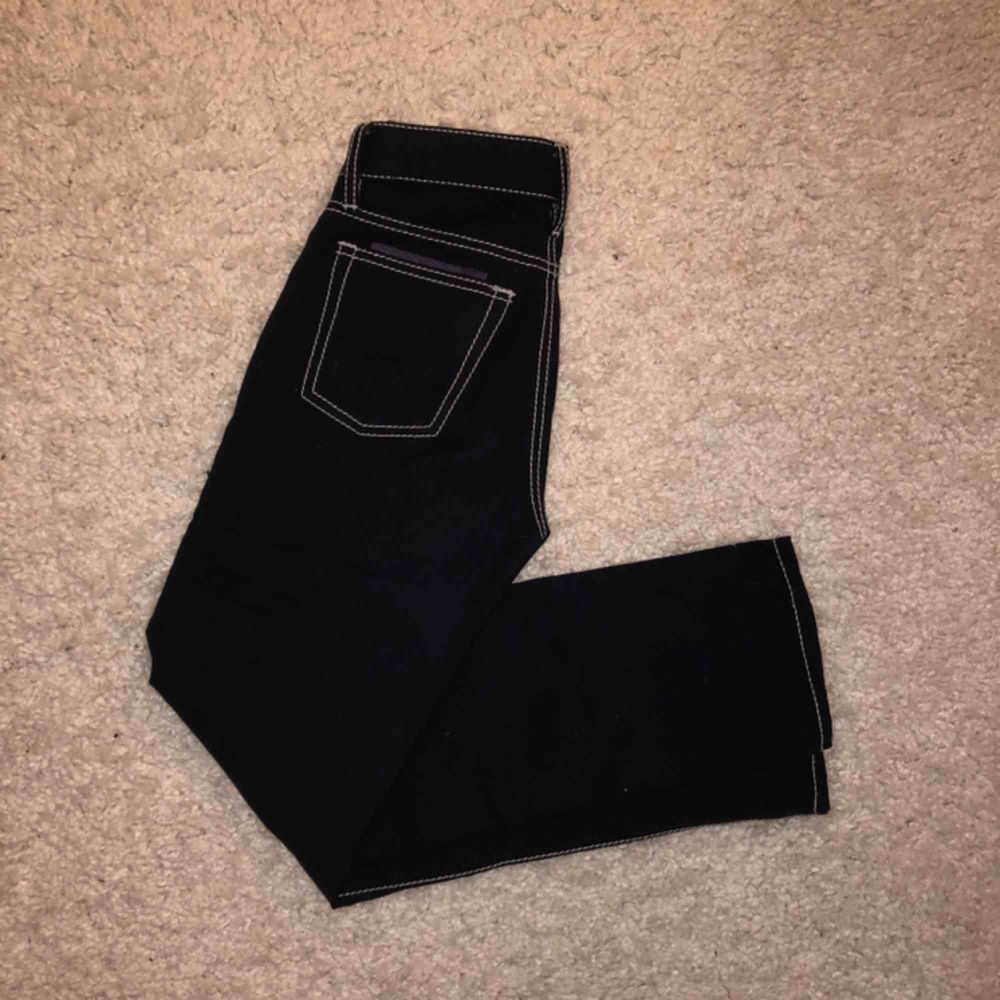 Eytys Cypress jeans i färgen Purple Velvet. Små i storleken, skulle säga att det mer är en 24. Halvår gamla i jätte fint skick. Kan mötas i Stockholm annars står köparen för frakt. . Jeans & Byxor.