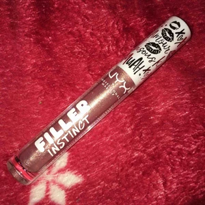  - Oöppnad lip filler Gloss med plasten kvar. Är ett serum i som gör läpparna större o fylligare. Färg 03 “sparkling please”