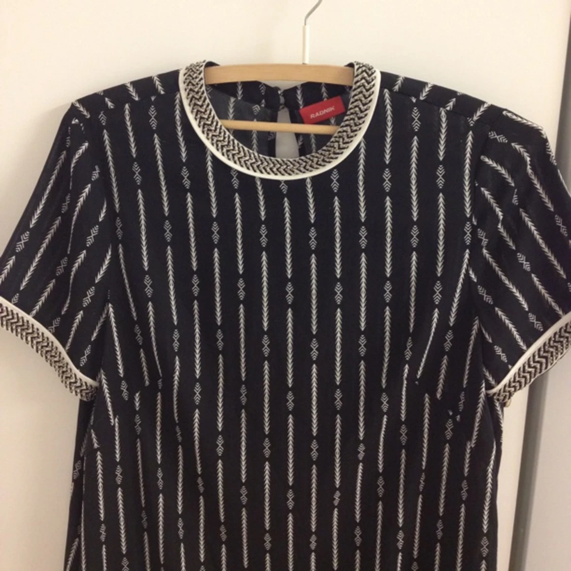 Klänning som slutar strax över knäna. Med fin krage och fina armar. Svart o vit mönstrad  - 1425923234