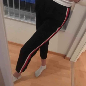  - Fina kostymbyxor med rand på varje ben❤️fickor på sidan ✌🏽blivit för små men knappt använda alls👍🏽frakt 65kr💕