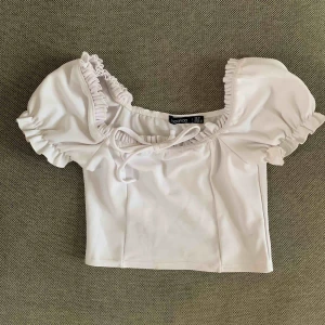  - Jättesöt topp från Boohoo! Använt senast i somras men har vuxit ur den tyvärr 😦  storlek 6, så small i svenska mått 🌸 hur tröjan ser ut på kan ni få i DM om det är intressant. Frakt tillkommer ✨