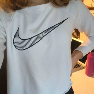 Nike sweatshirt - Tröja från Nike, har klippt den kort själv. Köpt för ca 2 år sen för 450kr. Knappt använd