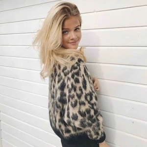  - Så fin stickad Leo tröja, jättehärlig och inte alls stickig. Lånad bild från Frida Tordhags instagram. Färgen är mest som på bild två och tre.