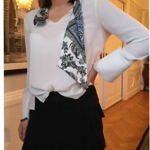  - Snygg blus från Zara med krage. Frakt tillkommer.