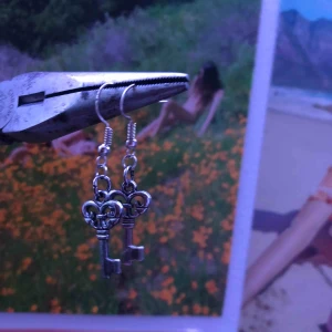  - Super snygga hemma gjorda nyckel örhängen, köparen står för frakt 🗝🗝