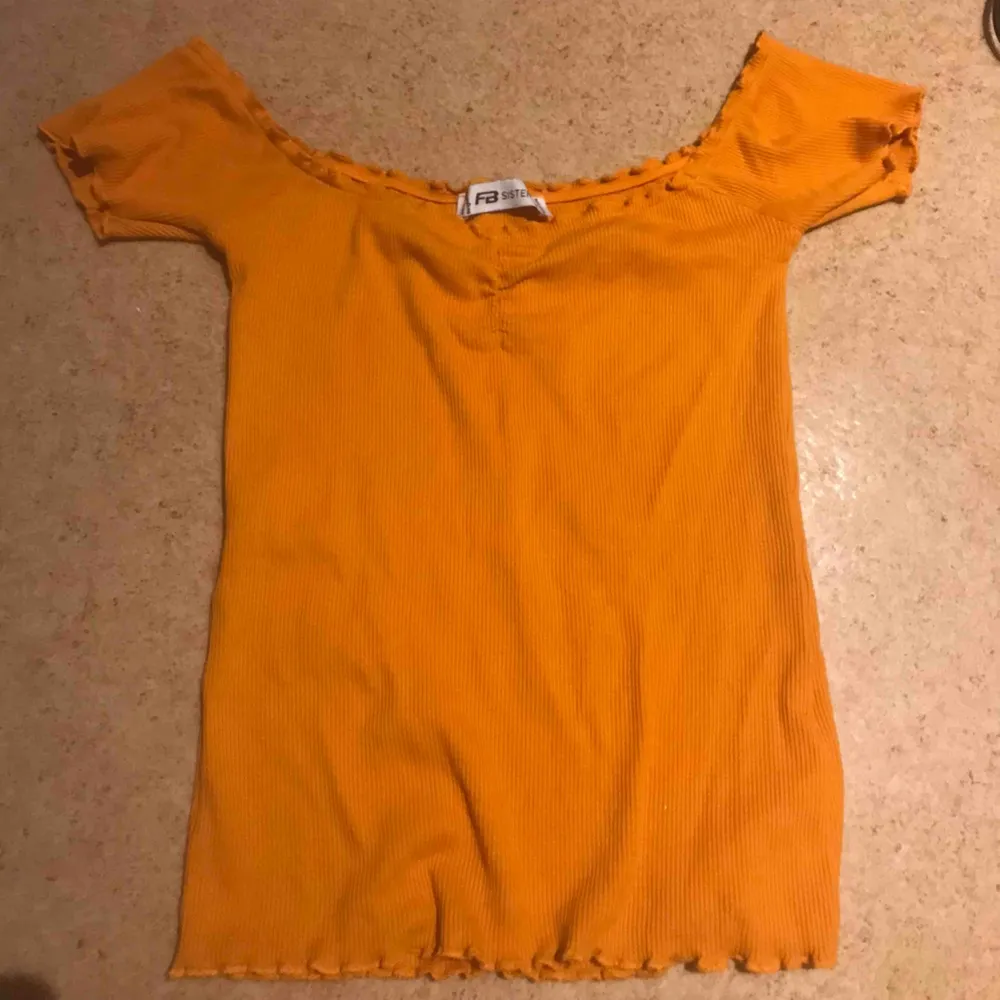 orange offshoulder tröja från new yorker köpts för 70kr säljer den för 20kr . Toppar.