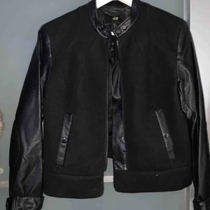  - Snygg oldschool collegejacka med skinnärmar, superfint skick och knappt använd. Storleken är lite konstig, står 40 men i passform snarare 36-38. Detalj med knapp runt nacken