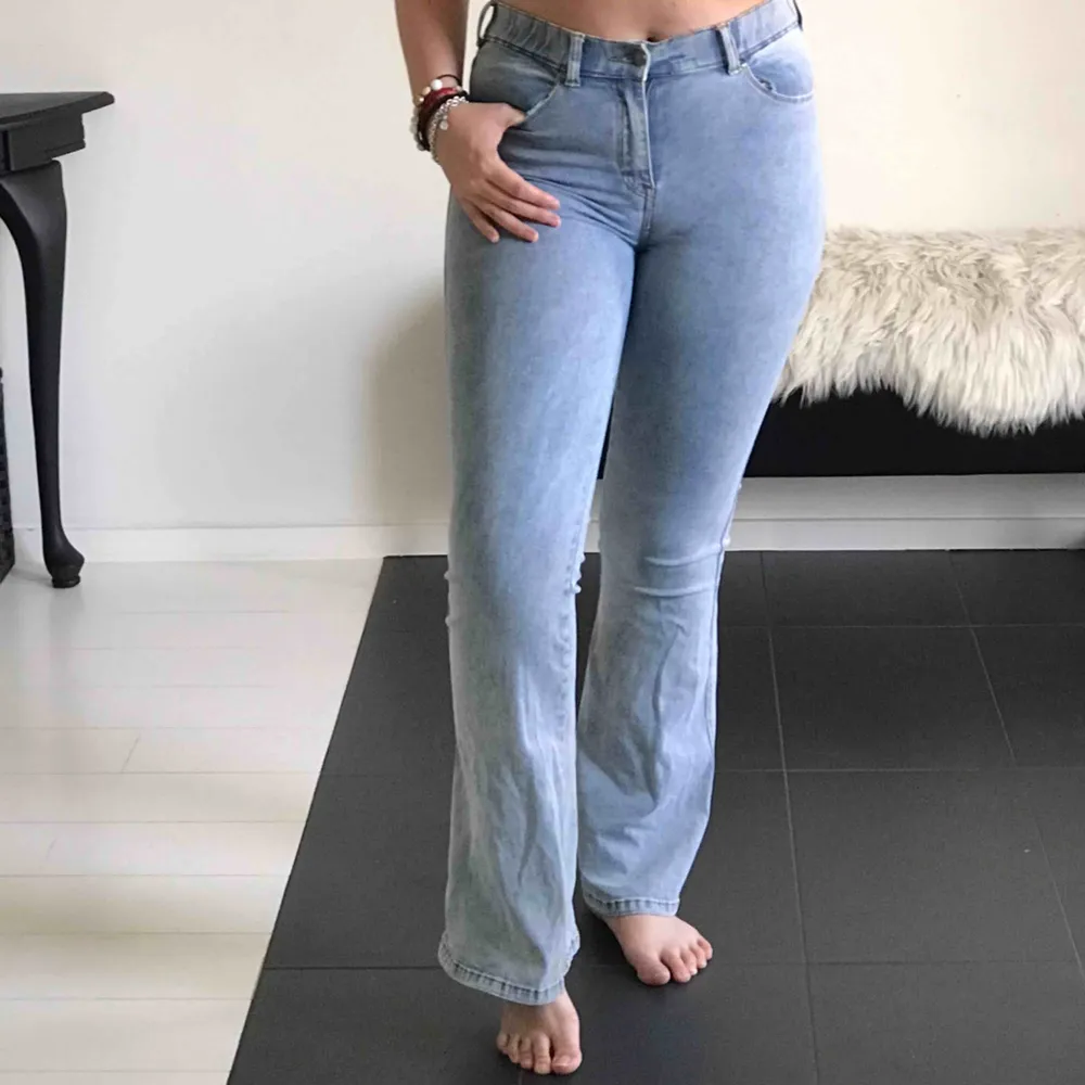 Ljusa vida jeans  kontakta mig om frakt samt annan information❤️❤️. Jeans & Byxor.