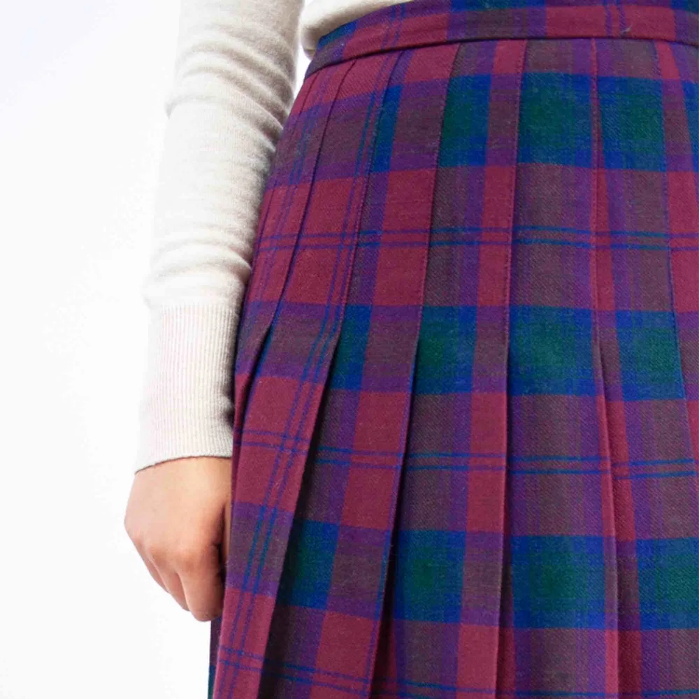 Vintage 70s wool pleated plaid midi skirt in maroon Label missing, fits best S-M Model: 161/ S (a bit loose on her) Measurements (flat): length: 76 waist: 38 Price is final! Free shipping! Ask for the full description! No returns!. Kjolar.