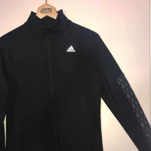  - Adidas windbreaker/spring jacka. Strl L men sitter mer som en M. Använd 1 gång! Nypris 600kr