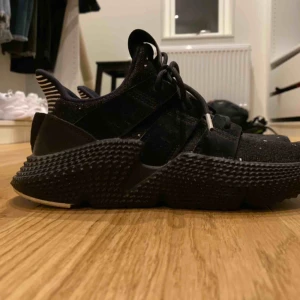 Adidasskor - Adidas prophere black med vita detaljer , knappt använda, original pris 1200kr
