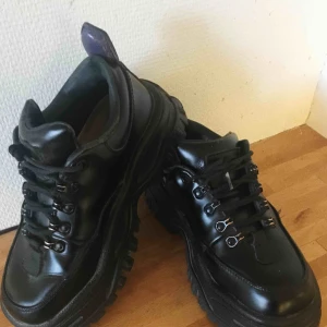  - Säljer mina fantastiska Eytys Angel i svart pga kommer inte till användning. Bra skick förutom att det behövs nya skosnören. 