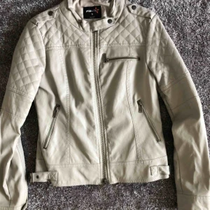  - *Skinnjacka S* Bra skick Luvan går att ta av 75 kr