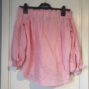  - En off-shoulder blus