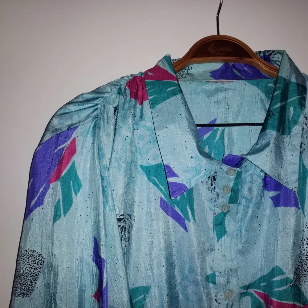 Superfin vintageblus i lite glansigt material . Blusar.