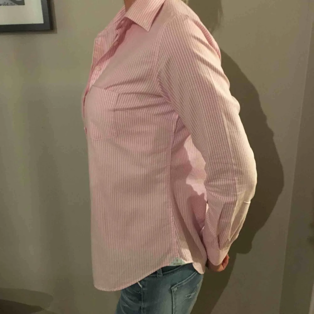 Snygg stilren rosa och vit randig skjorta från Morris Lady. Nypris 1399:-. Skjortor.