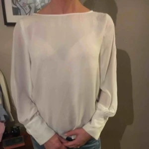  - Vit blus från Mango med fina detaljer. Öppen i sidorna på ärmarna o en supersnygg rygg med roen rosett.