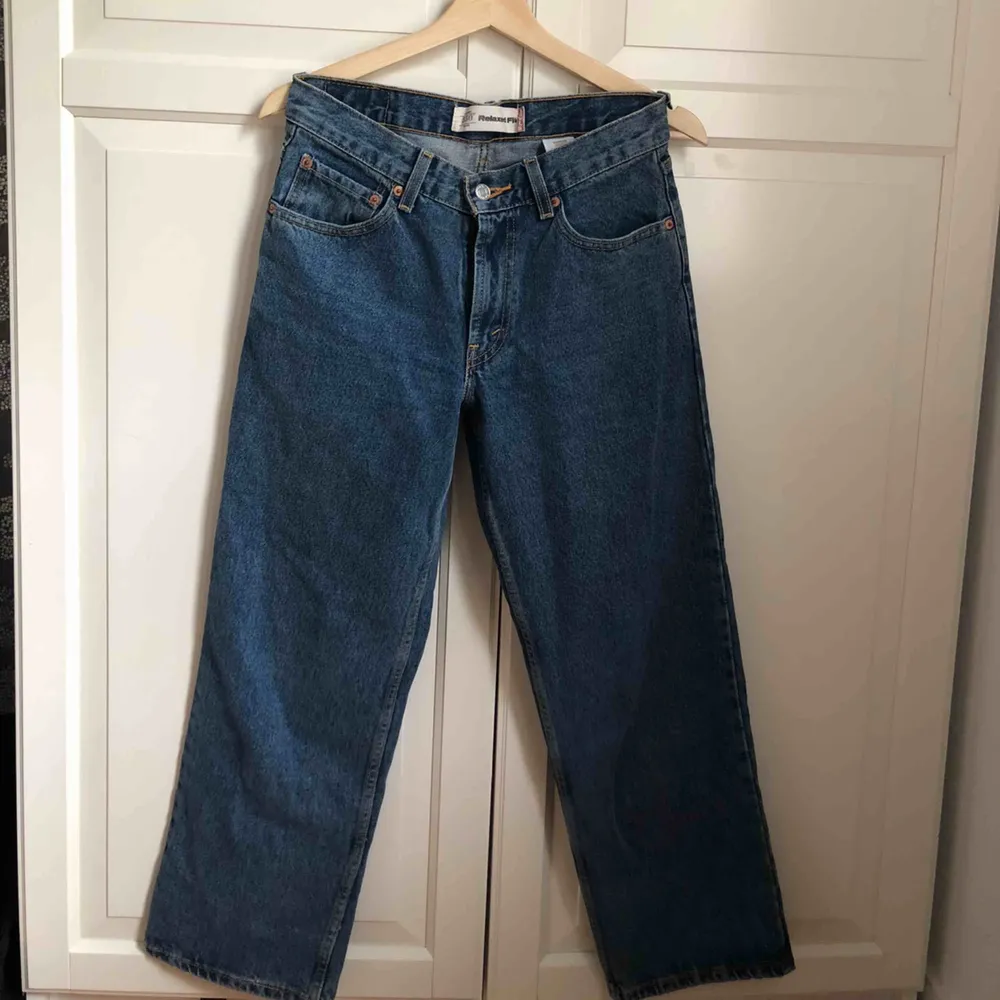 Ett par Levi’s jeans, 550 relaxed fit, 28x28. Säljer pga att de är något små för mig💘. Jeans & Byxor.