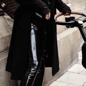  - Lackbyxor från Gina tricot 