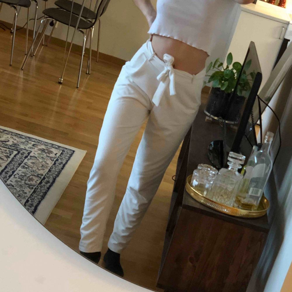 Välanvända vita underbara byxor med knyt i midjan. Säljer för de är för små för mig, tyvärr! Från Nelly. . Jeans & Byxor.