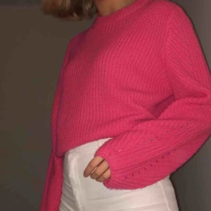  - Stickad tröja i neonrosa⚡️⚡️⚡️ kan mötas upp i Linköping eller frakta, köparen belastar frakten!!