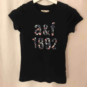  - A&F t-Shirt i bra skick