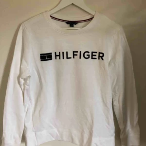  - Tröja ifrån Tommy Hilfiger i storlek L, men skulle säga att den mer känns som en M. I fint skick. Frakt tillkommer! 