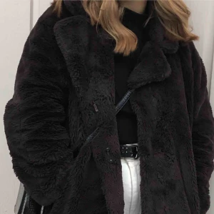 fuskpälskappa! - världens stiligaste och varmaste vinterkappa! jättemjuk fuskpäls & satin invändigt:)