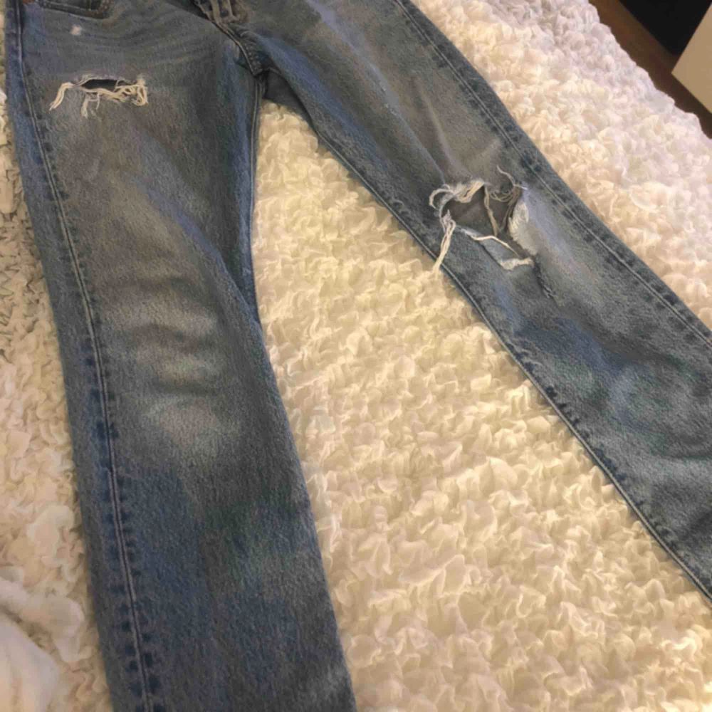 Säljer mina Levis jeans 501. Kommit till användning 3 gånger ungefär, frakt tillkommer! . Jeans & Byxor.