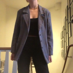  - Superfin och trendig kavaj i grårutigt mönster! Köpt vintage men säljer för att den inte kommer till användning😊 inga fel eller slitningar