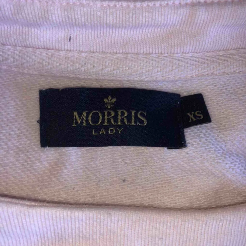Ljusrosa Morriströja i fint skick inte använd jättemycket. Köptes för ca 1200 kr säljer nu för 250 kr. Köparen står för frakt.. Tröjor & Koftor.