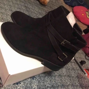  - Helt nya svarta skor. Storlek: 37