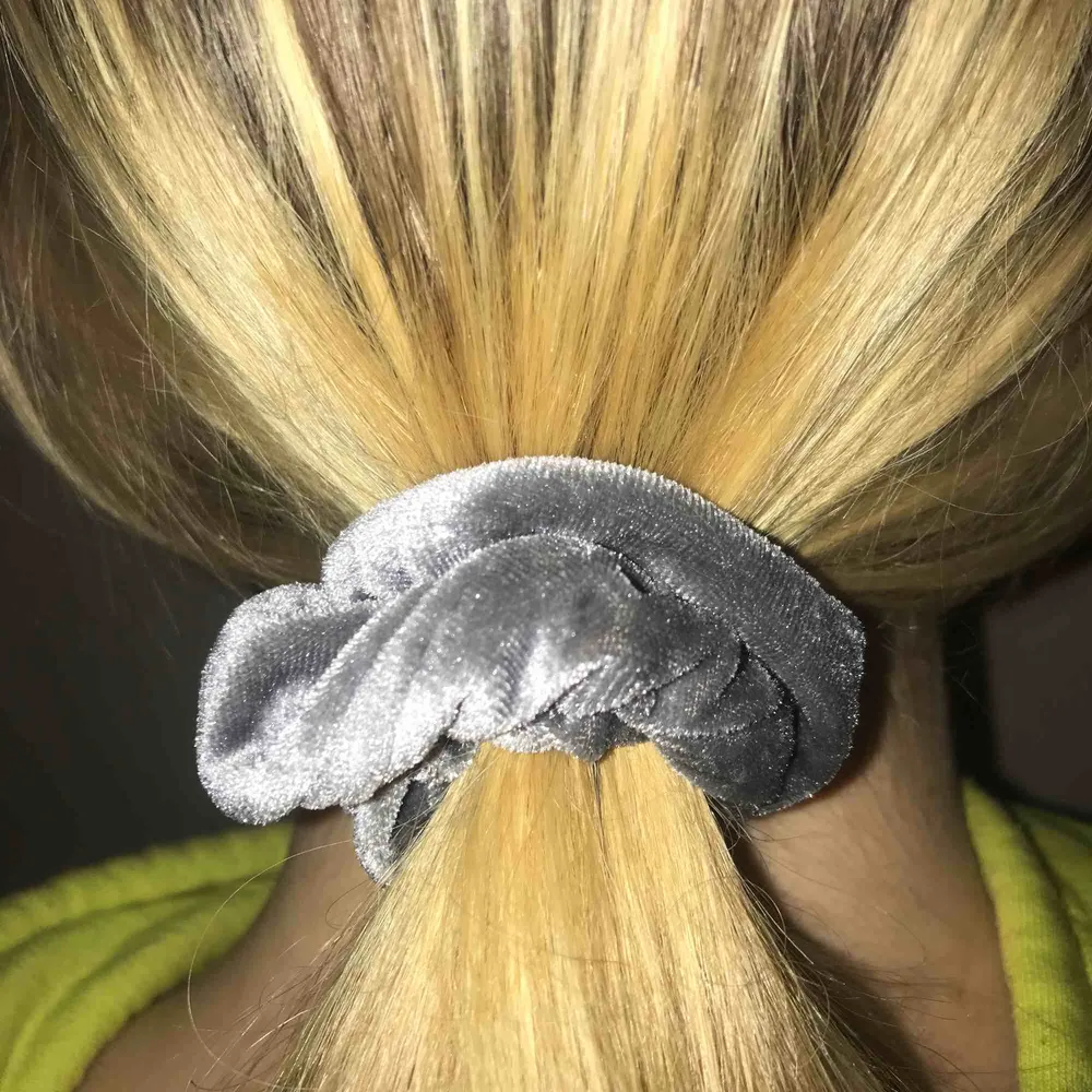 Jättesöt scrunchie i grå sammet från Bik Bok⚙️ passar bra både på handleden och är skonsamt för håret! Bra skick och sparsamt använd.. Accessoarer.