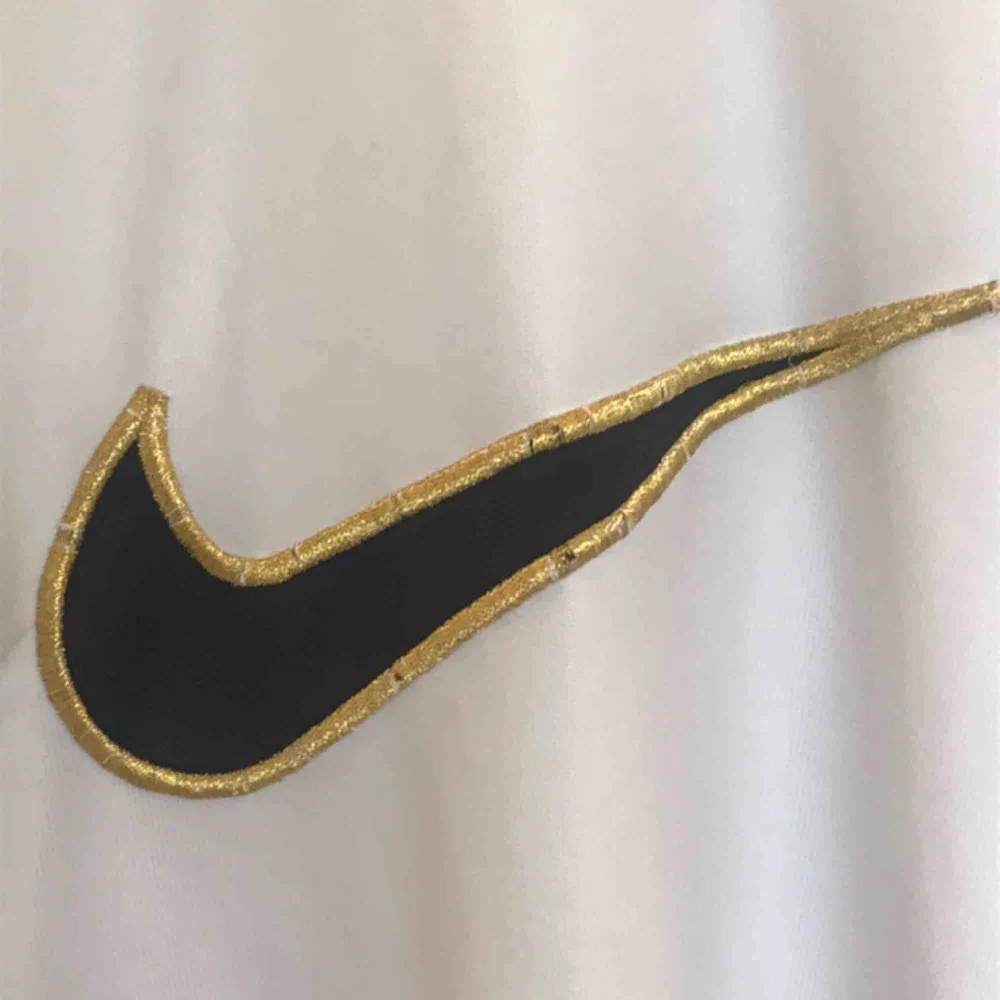 En Nike t-shirt i nått typ av silkes liknande material :) Säljs pga alldeles för lite användning :(  Tröjan är  köpt på secondhand vilket resulterar att Nike logan har lite slitage i sig som man ser på andra bilden :) 💓💓. T-shirts.
