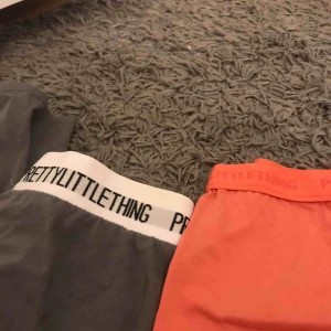  - två par träningstight från prettylittlethings samt ett par från HM. från plt styck 75:- storlek XS-S (har dragit av lappen/ från hm 50:- skrek 152 men är som XS/S, ALLA tre för 200 med frakt! Hör av dig ❗️BARA HM TIGHTSEN KVAR!❗️