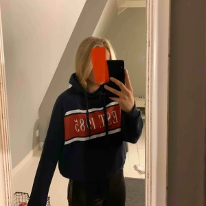  - Världens skönaste hoodie från Gina i blått. Superfint skick och ett måste i garderoben!